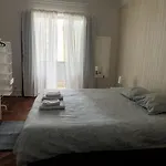 Only 3 People Center Of Проживание в семье