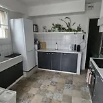 Only 3 People Center Of * Лиссабон