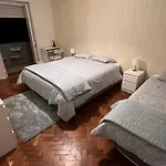 Only 3 People Center Of * Лиссабон