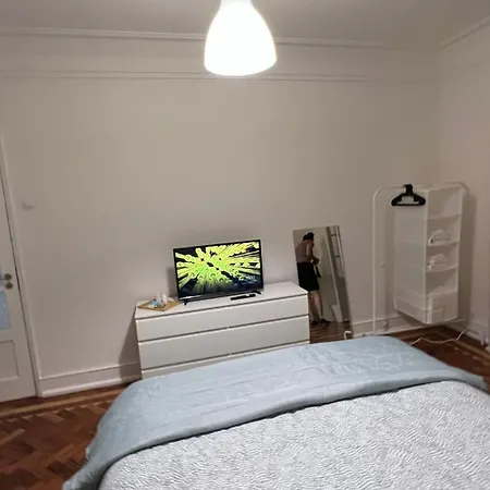 Only 3 People Center Of