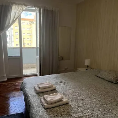 Only 3 People Center Of * Lisbon