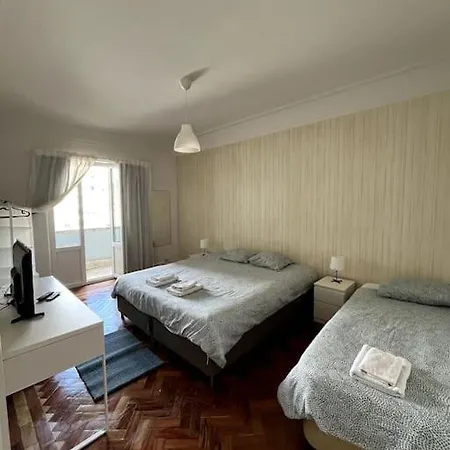 Only 3 People Center Of Lizbona