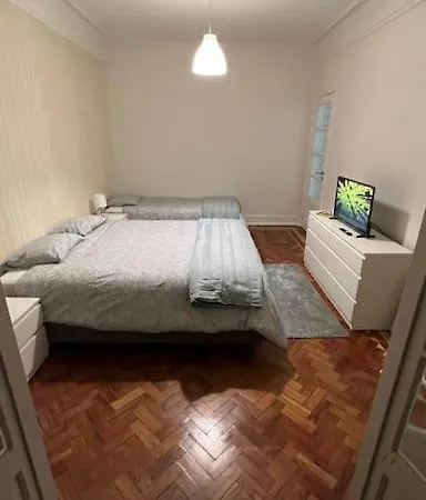 Only 3 People Center Of Lizbona